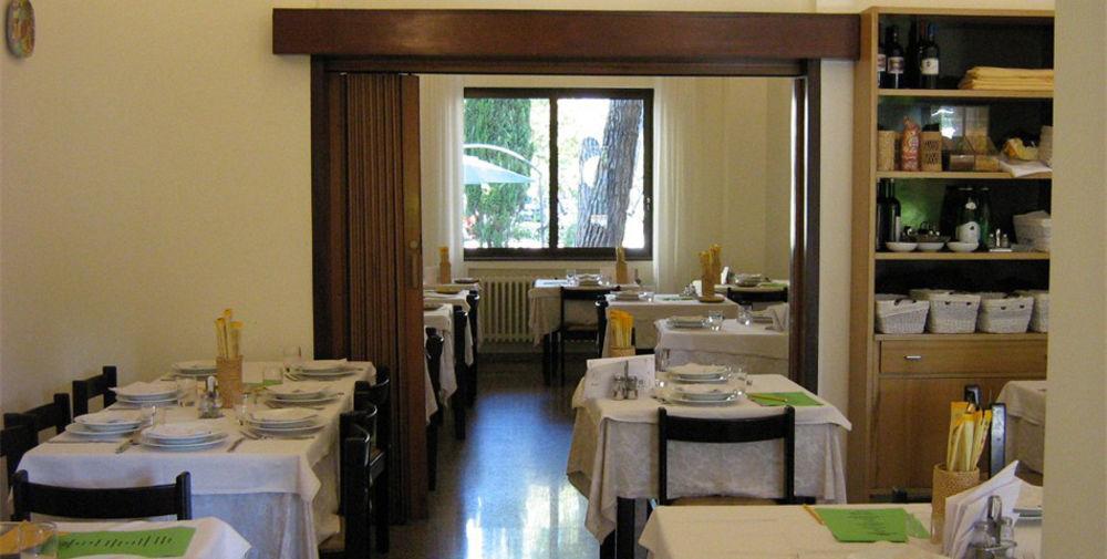 סניגליה Hotel Trieste מראה חיצוני תמונה