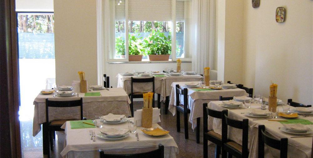 סניגליה Hotel Trieste מראה חיצוני תמונה