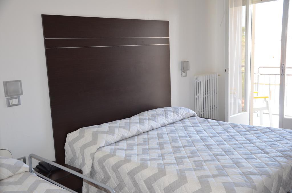 סניגליה Hotel Trieste מראה חיצוני תמונה