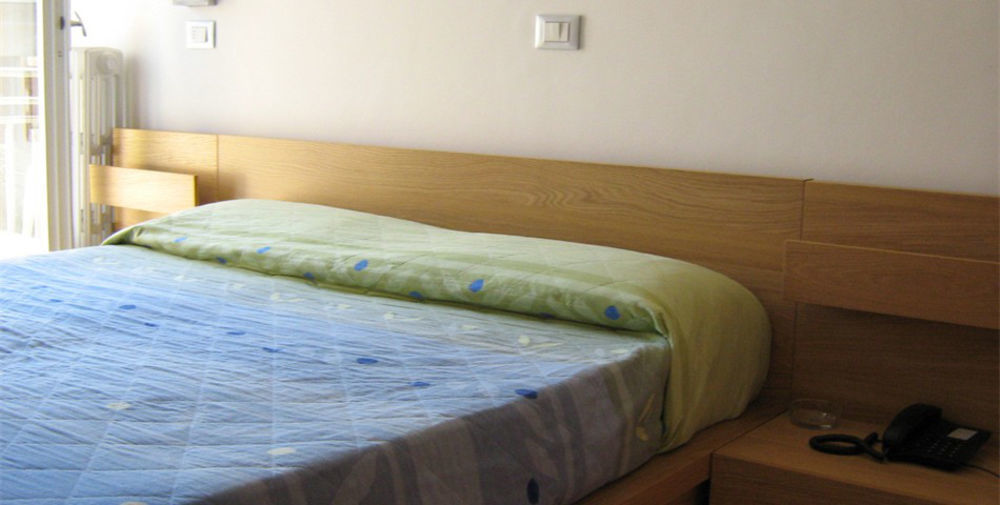 סניגליה Hotel Trieste מראה חיצוני תמונה